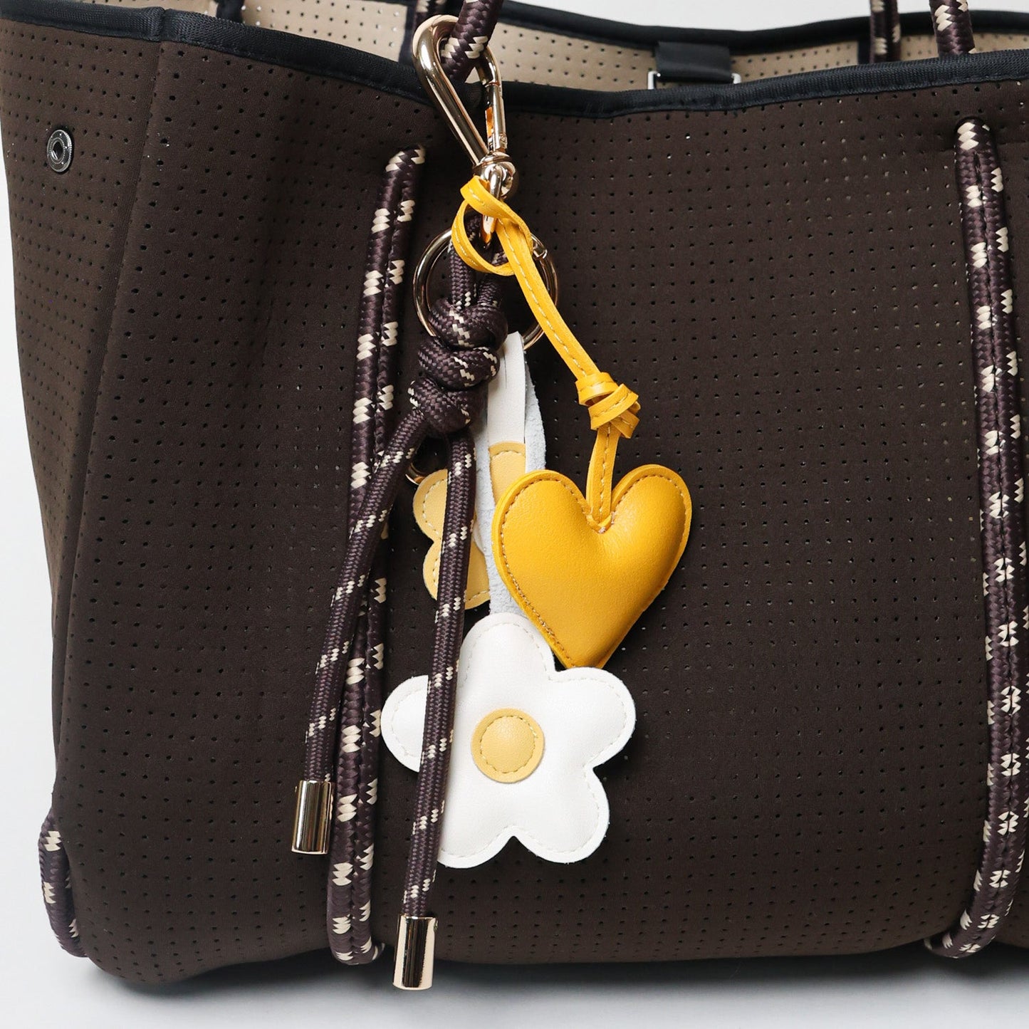 KEY CHAIN ESPRESSO WITH CHARMS - YELLOW HEART AND YELLOW DAISIES