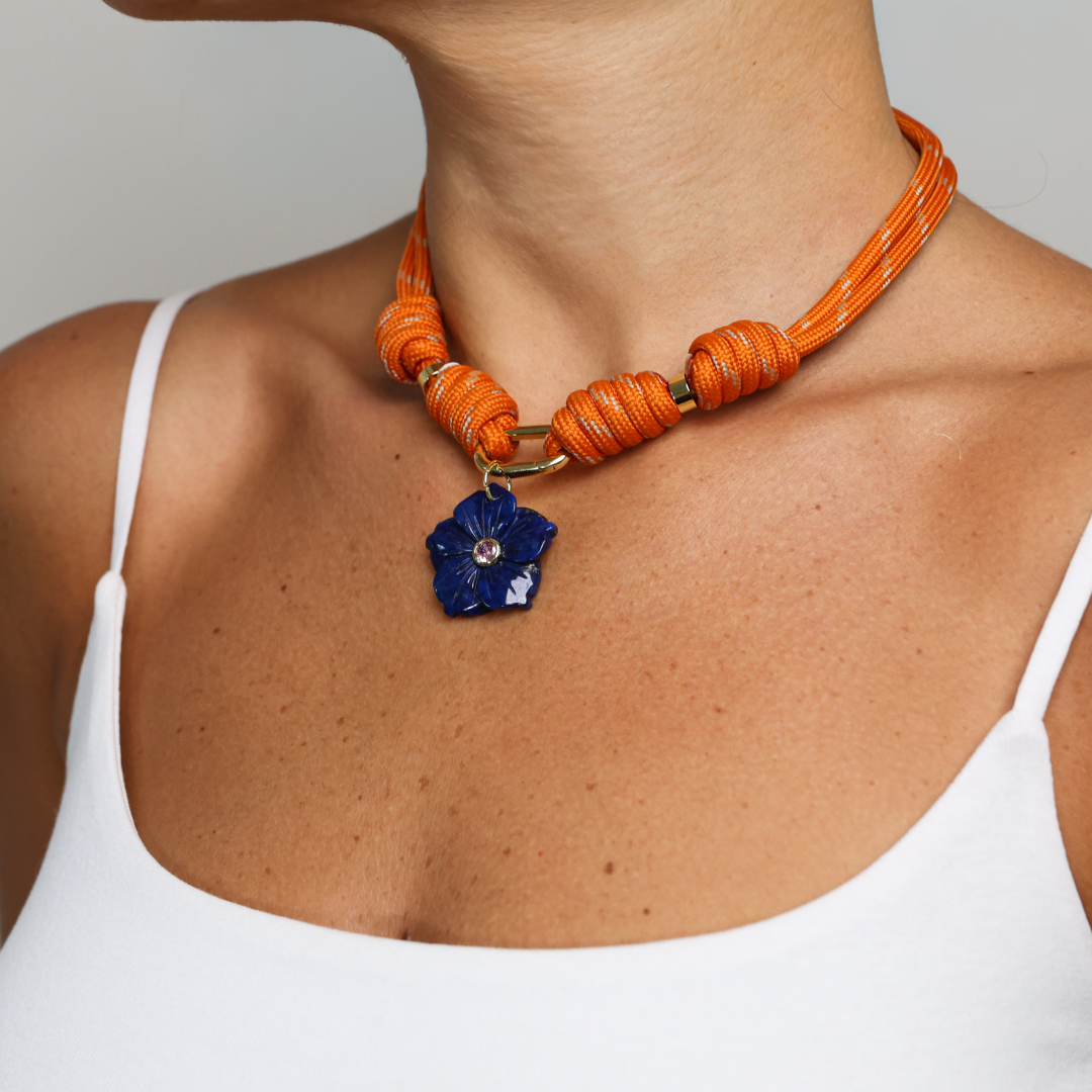 POP UPS X HANNAH B BOAT ROPE BURNT ORANGE NECKLACE WITH BLUE HIBISCUS