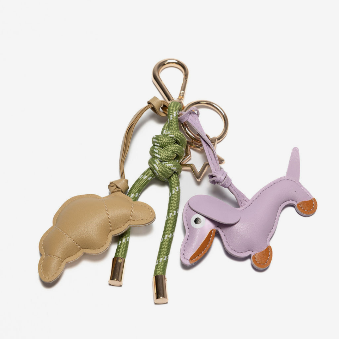 KEY CHAIN SAFARI WITH CHARMS - LAVANDA DOG AND BEIGE CROISSANT