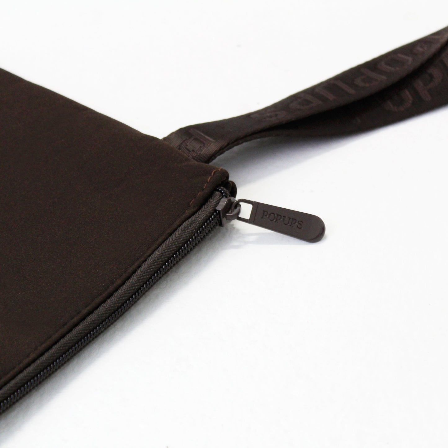 OVERSIZED WRISTLET POUCH ESPRESSO