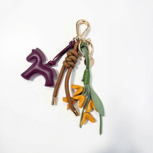 KEY CHAIN CHESTNUT WITH CHARMS - BURGUNDY HORSE AND YELLOW TULIP