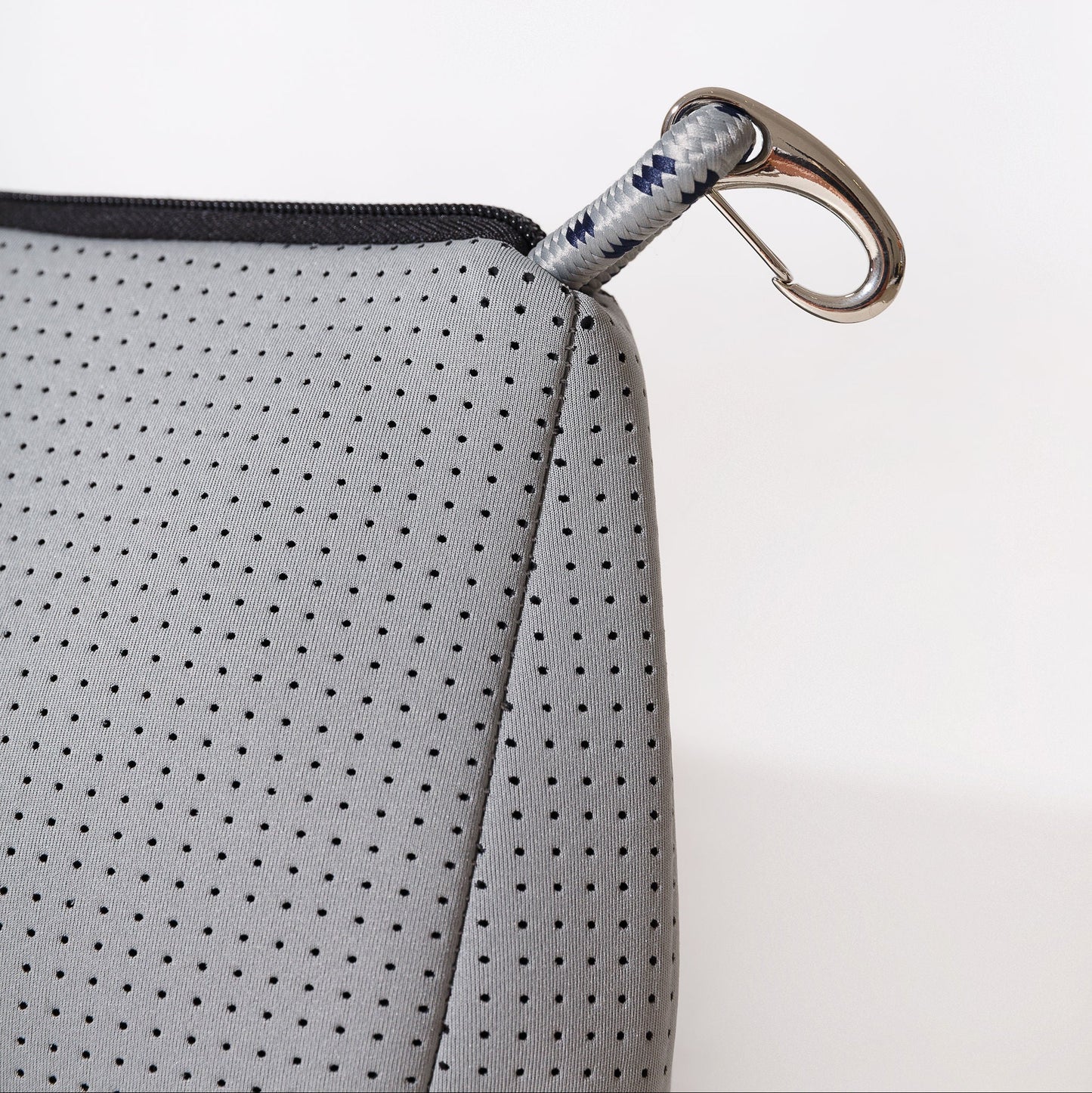 ESSENTIAL POUCH STONE GREY
