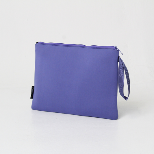 OVERSIZED WRISTLET POUCH VERY PERI