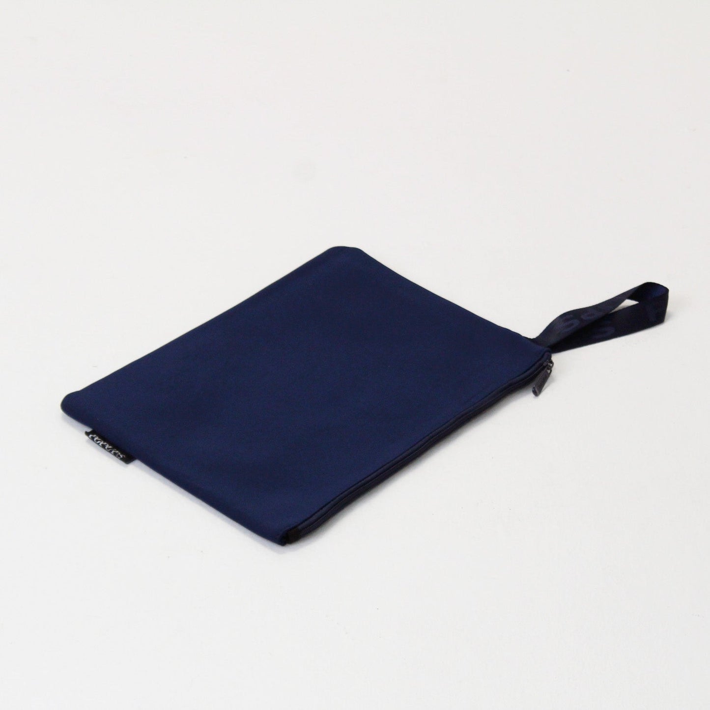 OVERSIZED WRISTLET POUCH DEEP BLUE