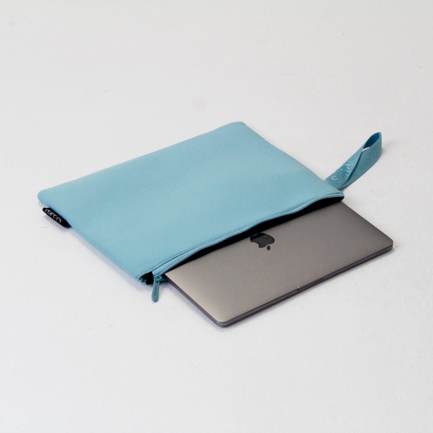 OVERSIZED WRISTLET POUCH SKY BLUE