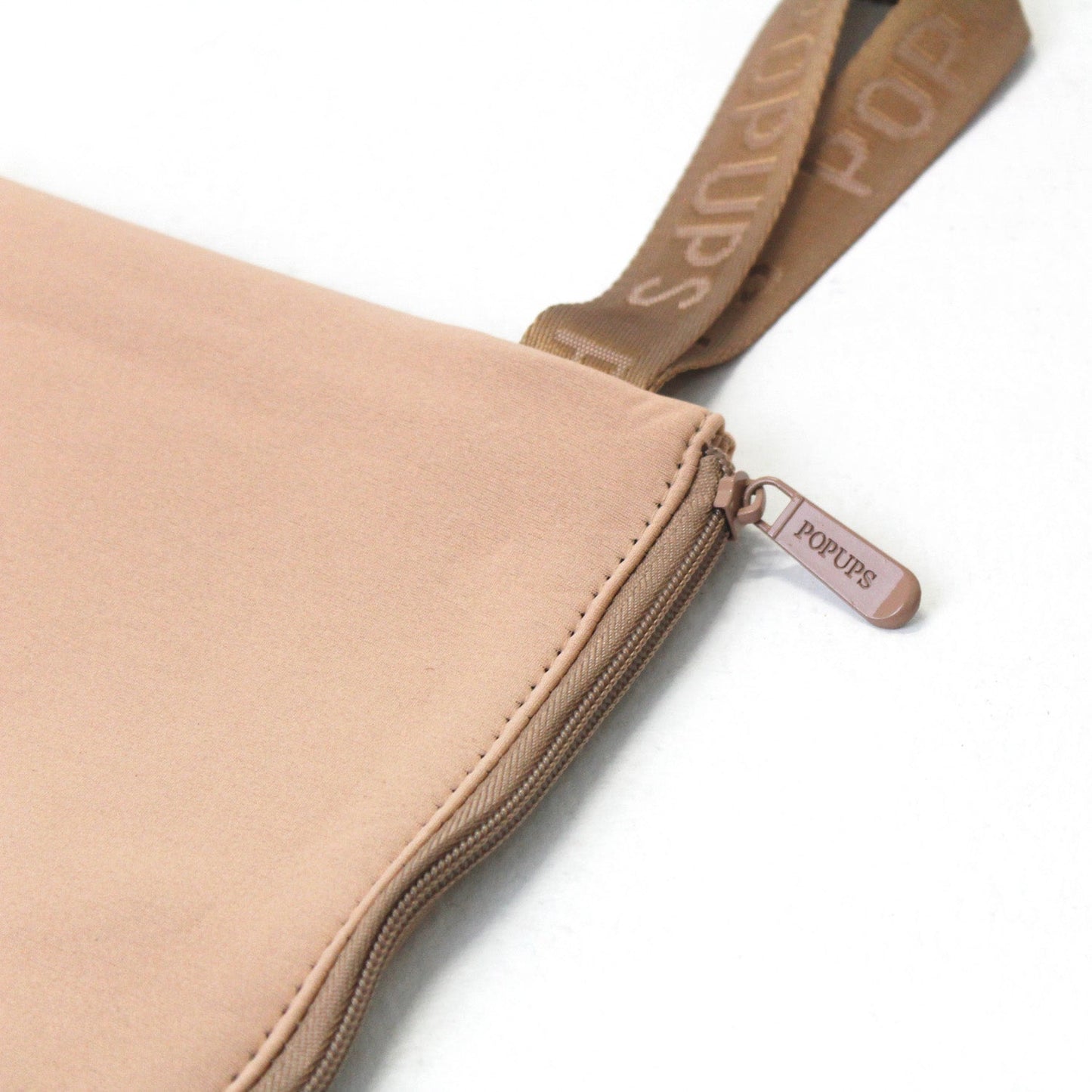 OVERSIZED WRISTLET POUCH TAN