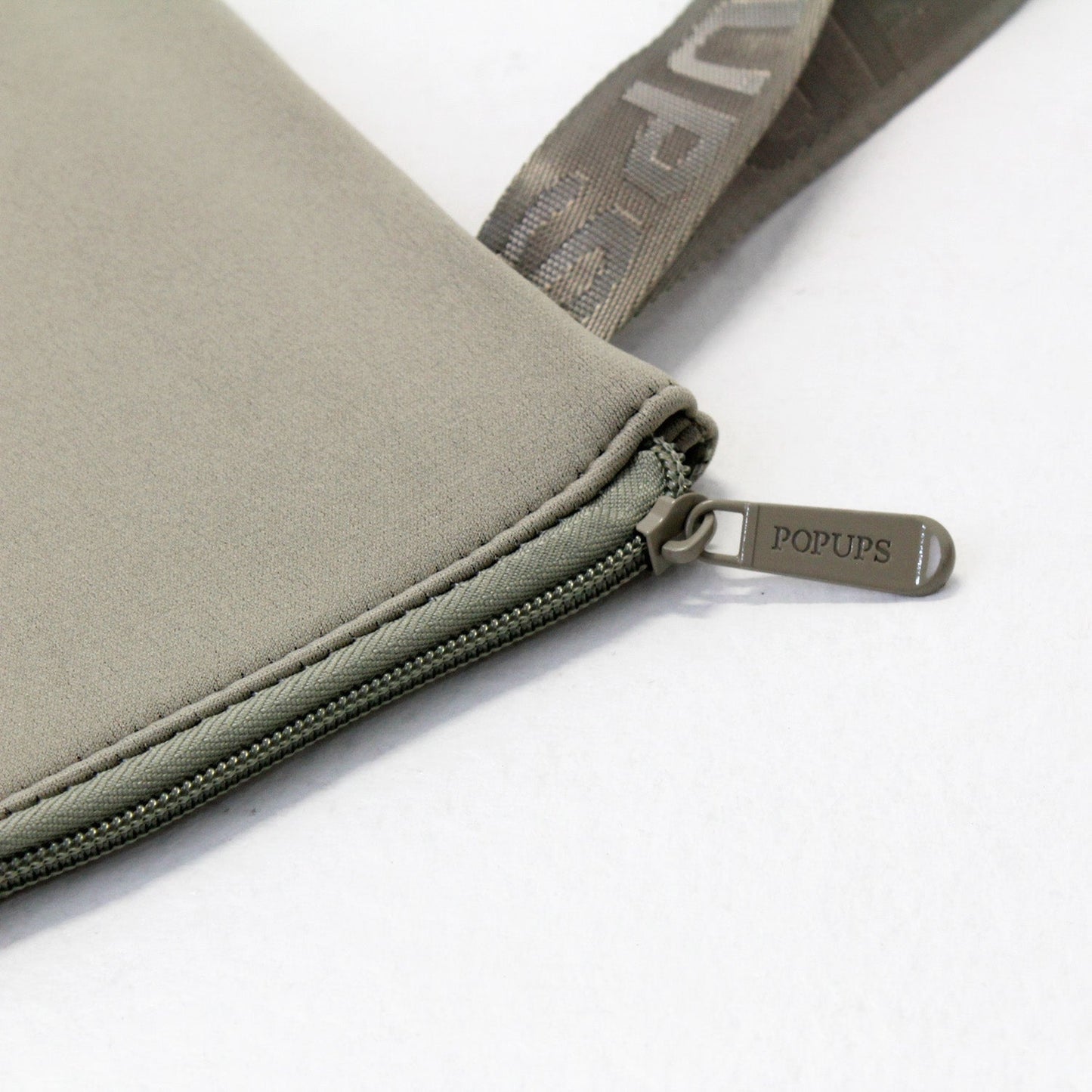 OVERSIZED WRISTLET POUCH TAUPE