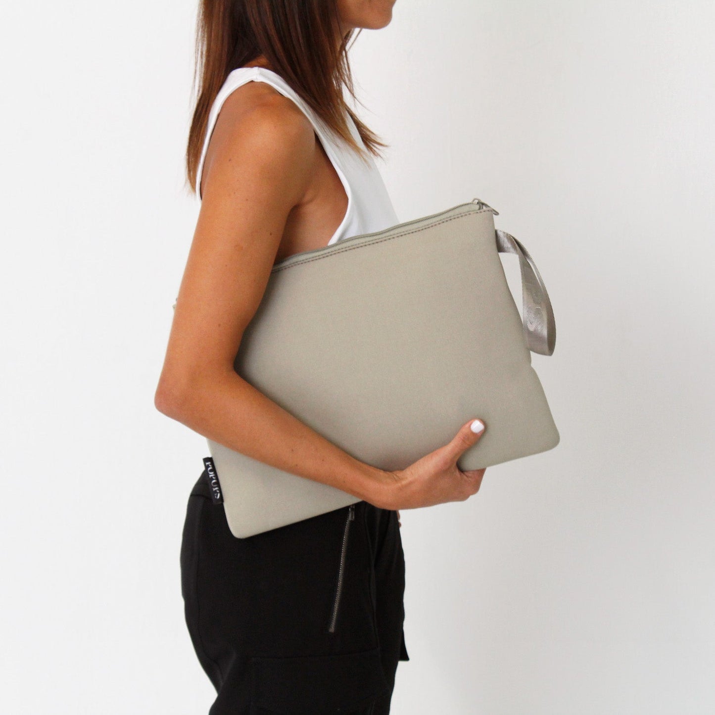 OVERSIZED WRISTLET POUCH TAUPE