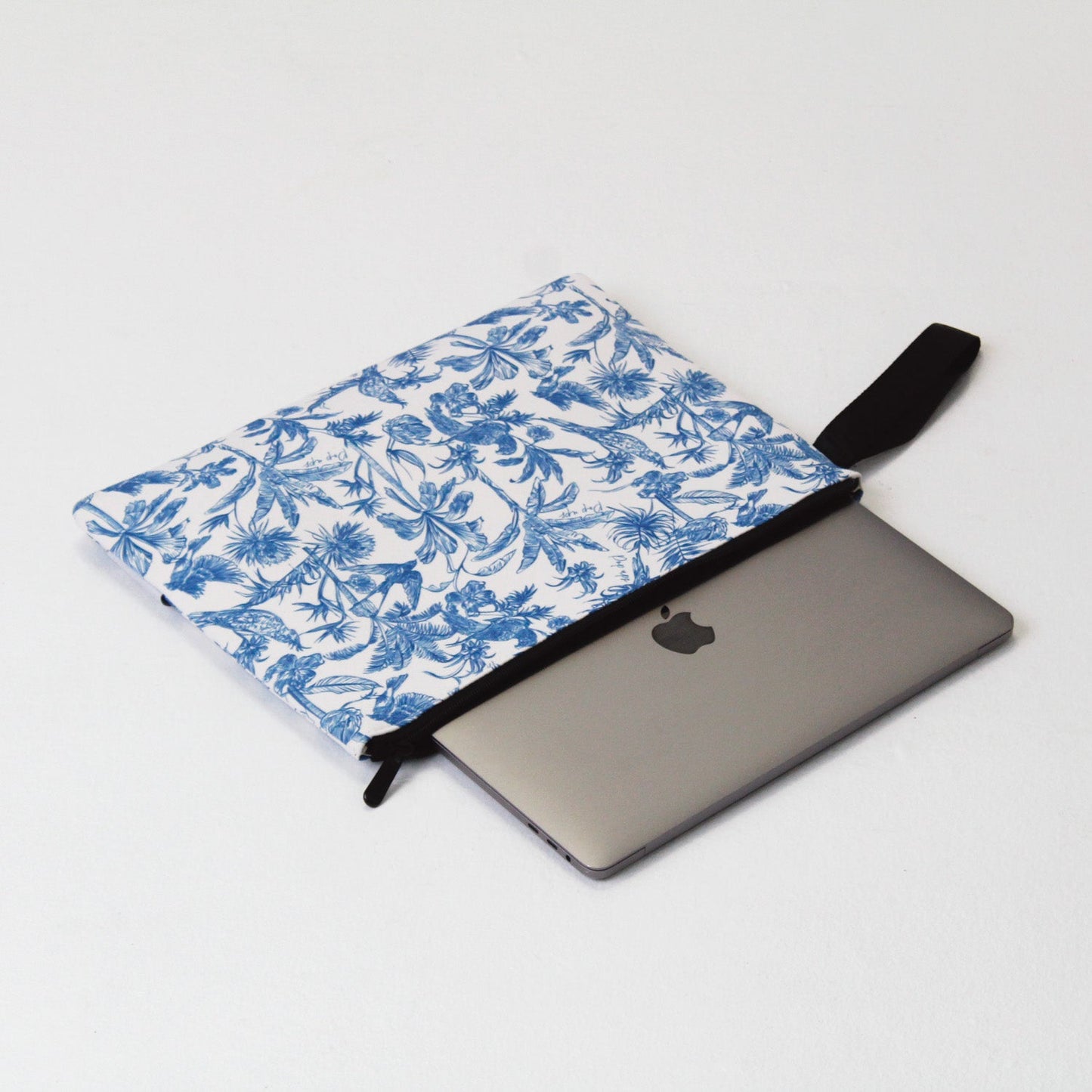 OVERSIZED WRISTLET POUCH TOILE