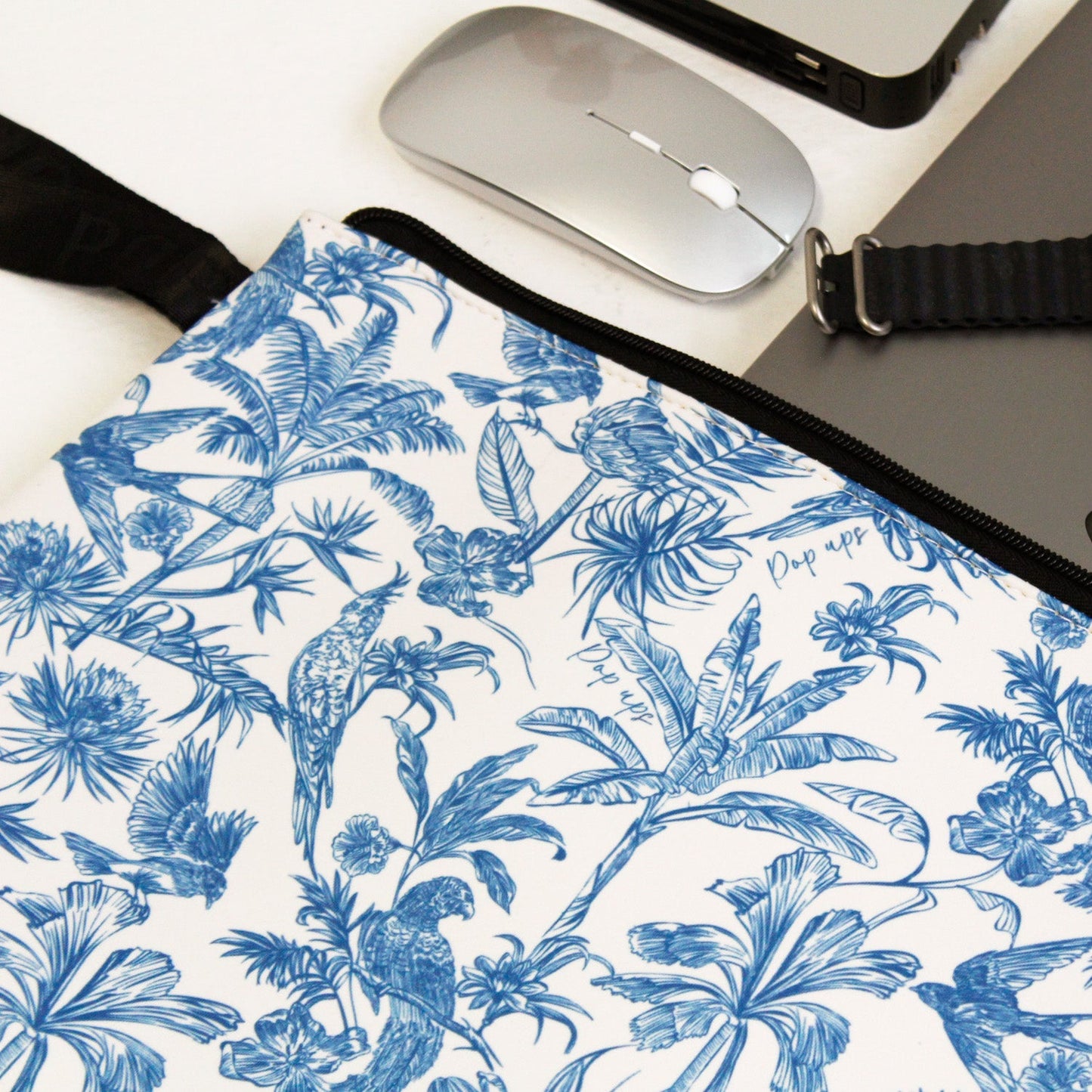 OVERSIZED WRISTLET POUCH TOILE